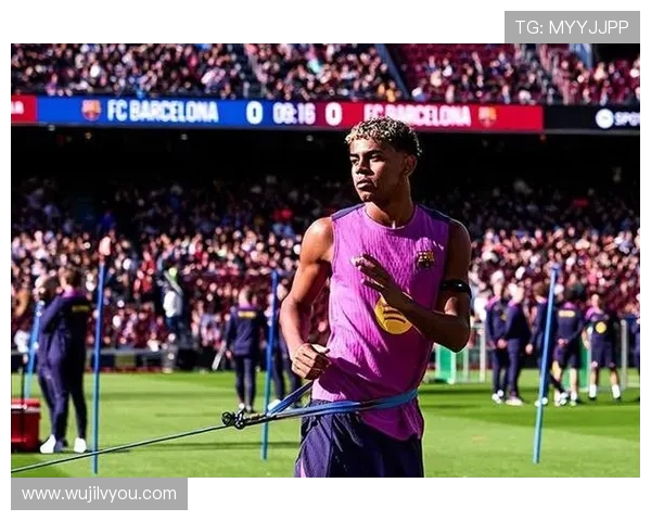 万金油！巴萨后卫客串中场惊艳全场！诺坎普球迷起立鼓掌致敬